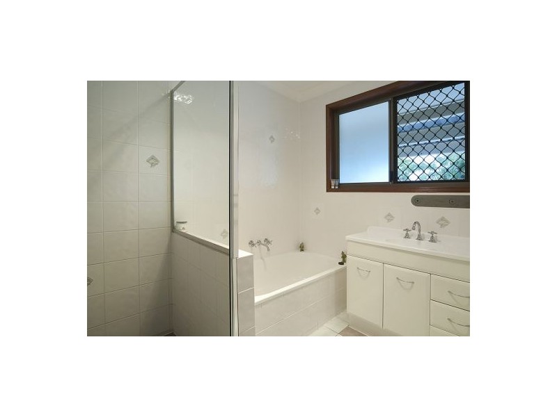 24 Homebush Dr, Regents Park QLD 4118