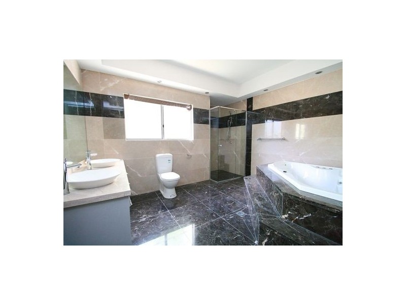 3034 The Boulevard, Benowa QLD 4217