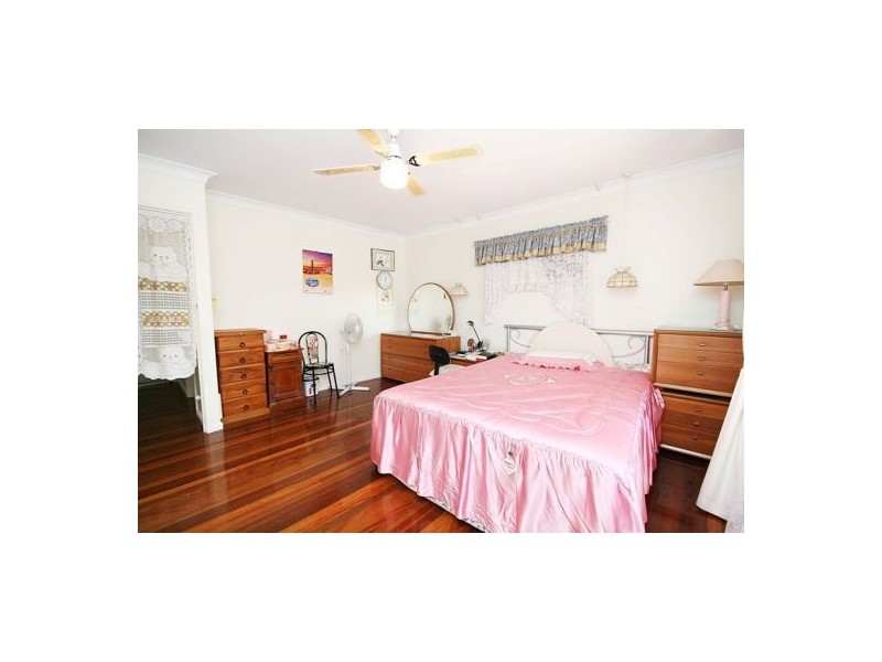 8 Carnaby St, Macgregor QLD 4109