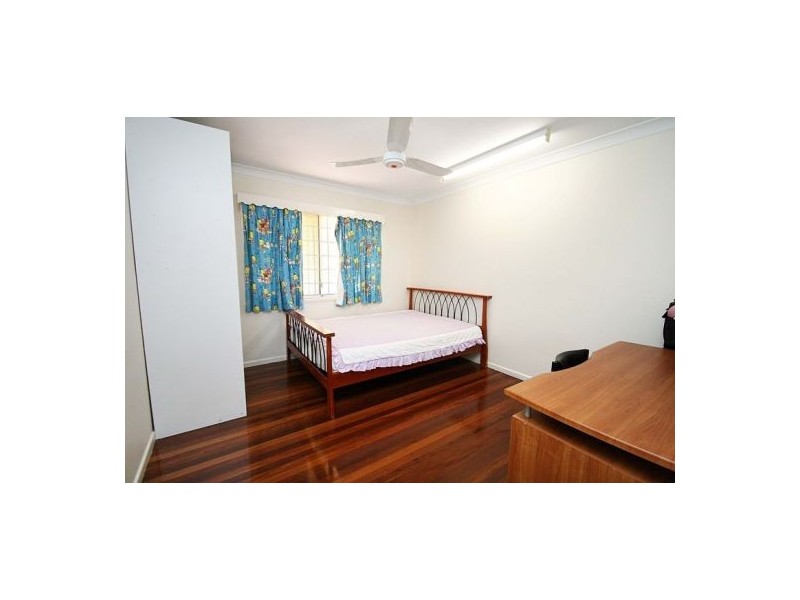 8 Carnaby St, Macgregor QLD 4109