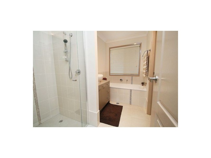 64 Gardenia Cct, Heathwood QLD 4110