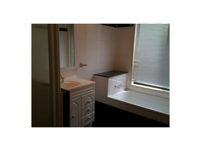 4 Dracon St, Regents Park QLD 4118