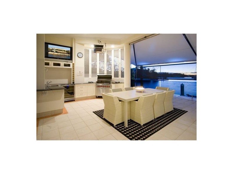 Sovereign Islands QLD 4216