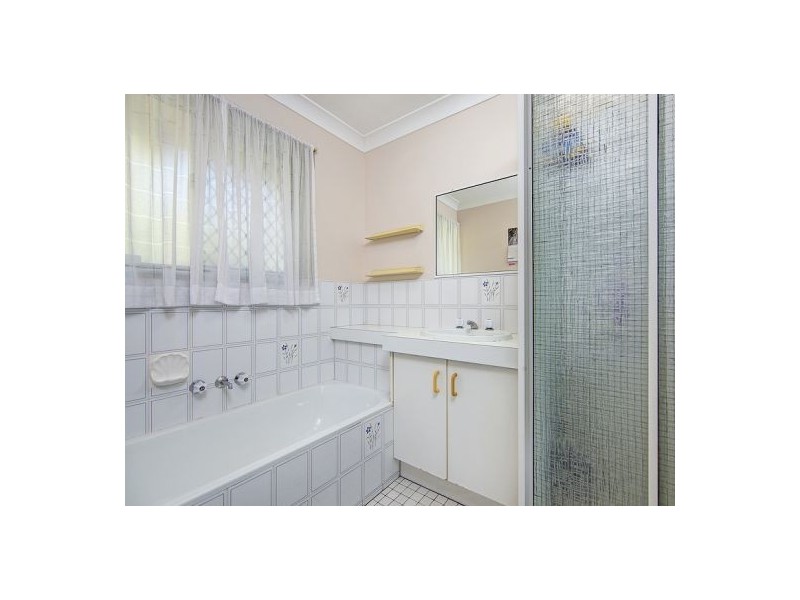 8 Roosevelt Dr, Stretton QLD 4116