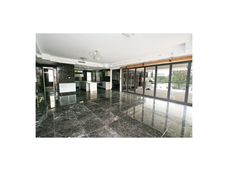 3034 The Boulevarde, Benowa QLD 4217