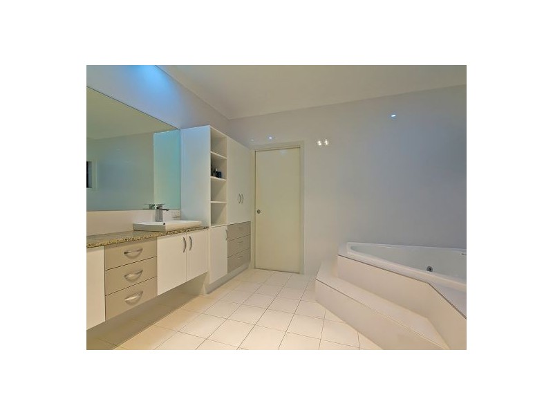 423 Middle Rd, Greenbank QLD 4124