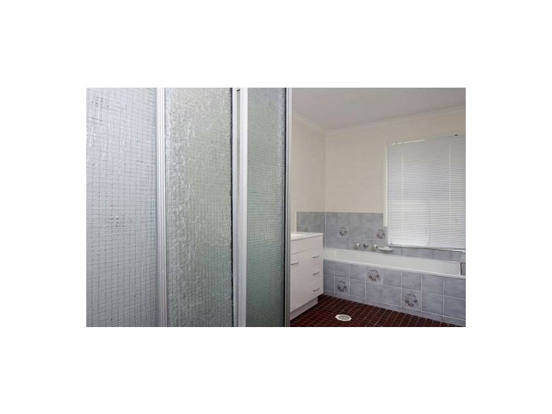 24 Regency Dr, Regents Park QLD 4118