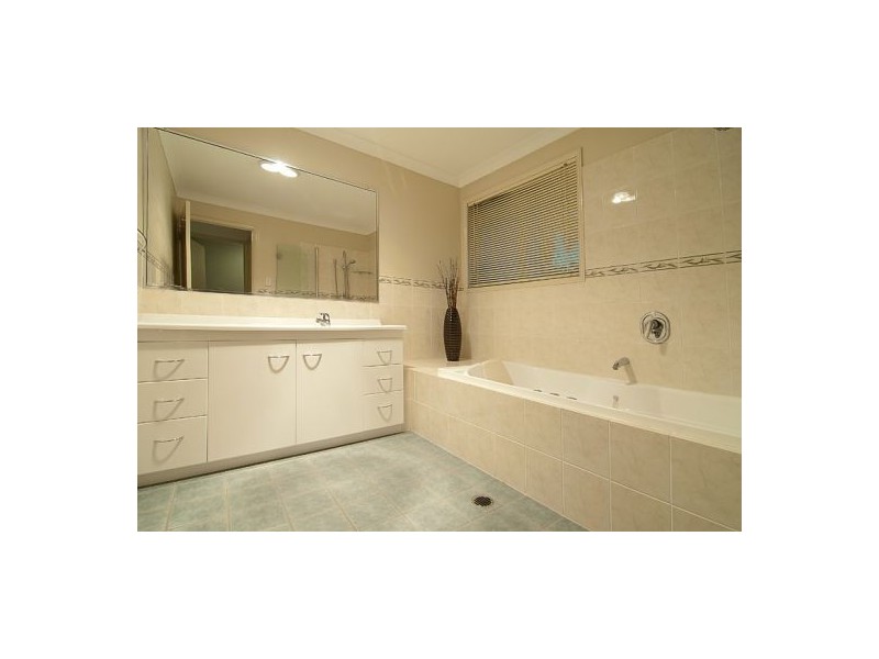 22 Centaurus Cr, Regents Park QLD 4118