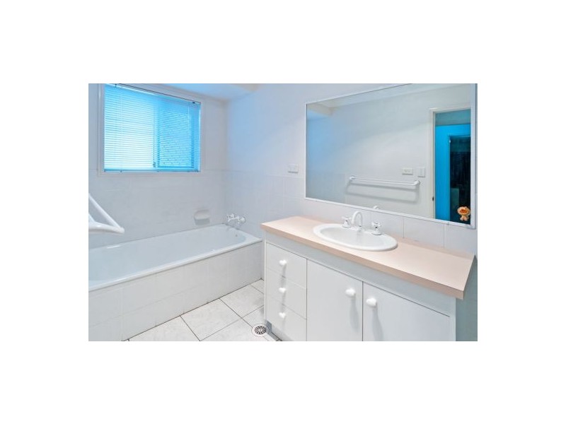 4 Litsea Ct, Regents Park QLD 4118