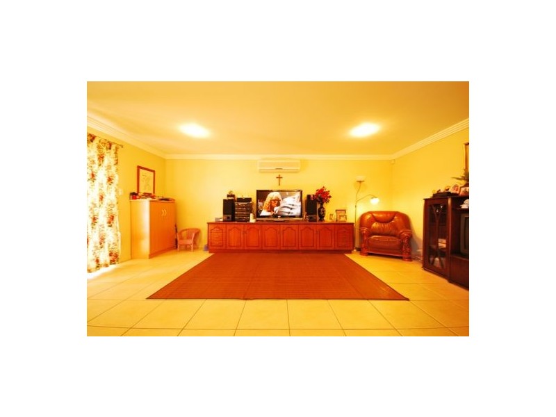 135 White Cedar Cct, Stretton QLD 4116