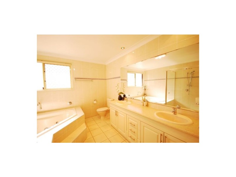 135 White Cedar Cct, Stretton QLD 4116