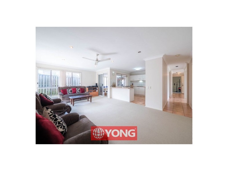 8 Magnolia Grove, Robertson QLD 4109