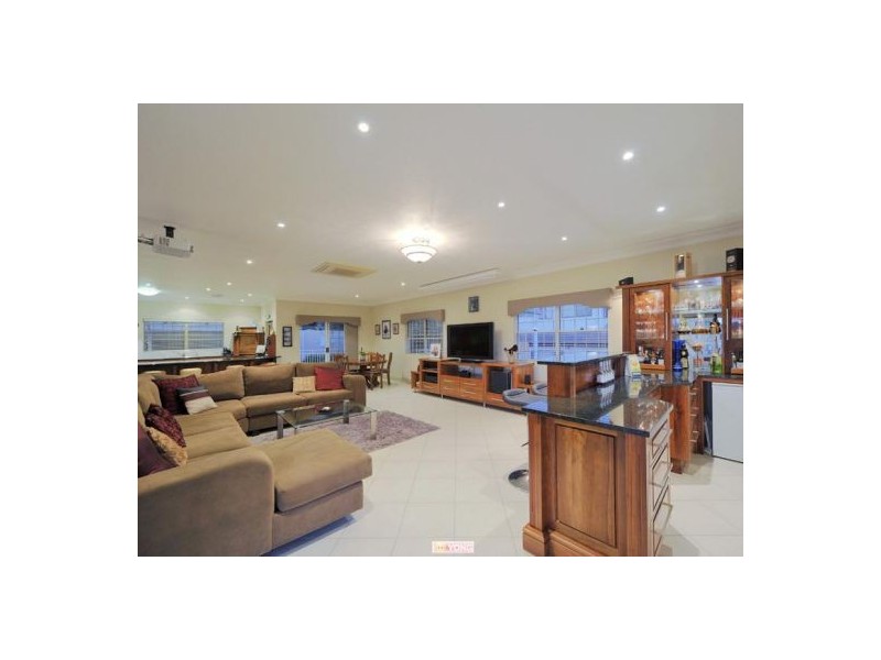 3 Highbury Cl, Carindale QLD 4152