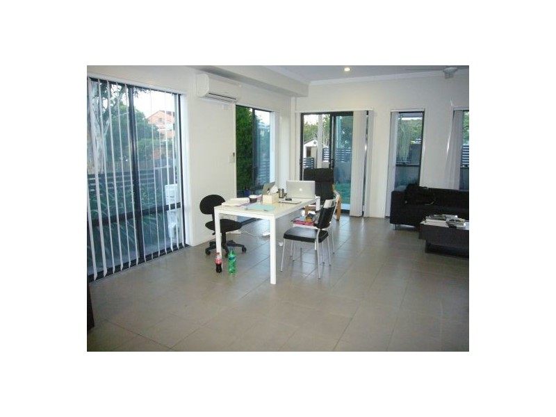 41 Warren St, St Lucia QLD 4067