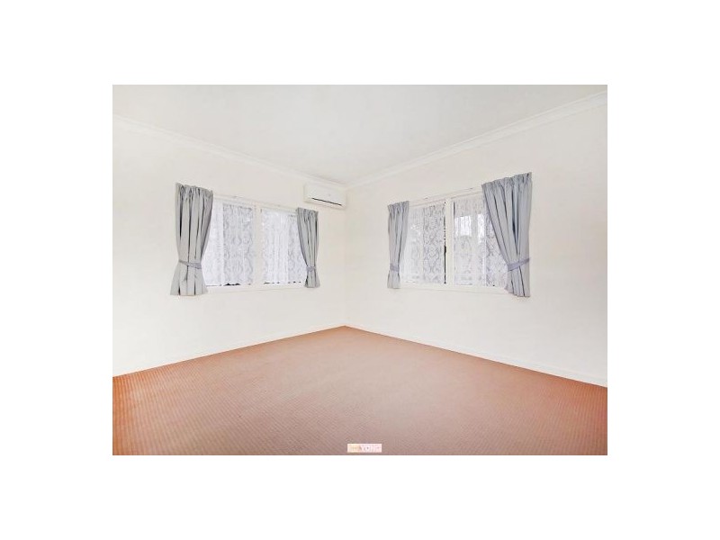 27 Roscoe St, Holland Park QLD 4121