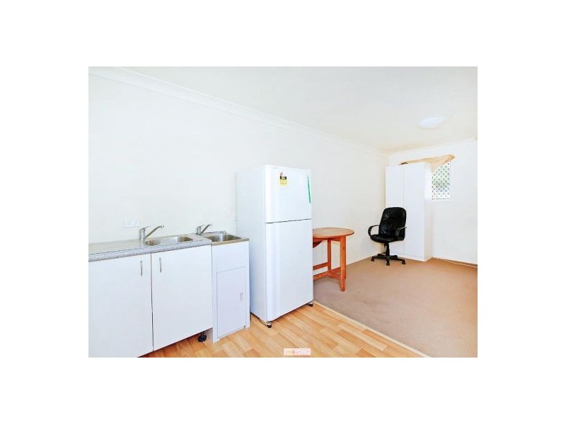 27 Roscoe St, Holland Park QLD 4121