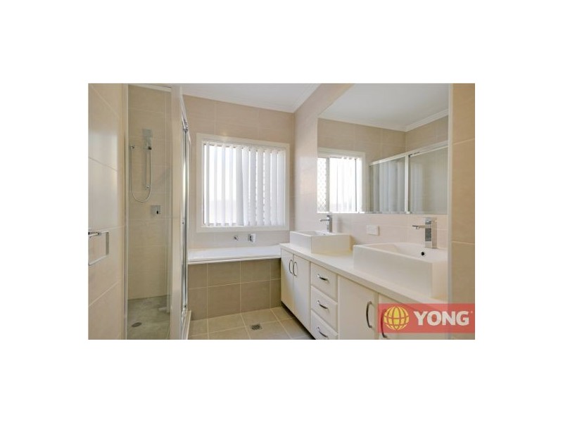 38 Maryland Dr, Regents Park QLD 4118