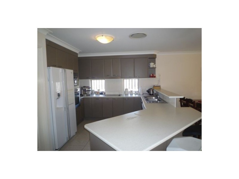 8 Dennis Vale Rd, Daisy Hill QLD 4127