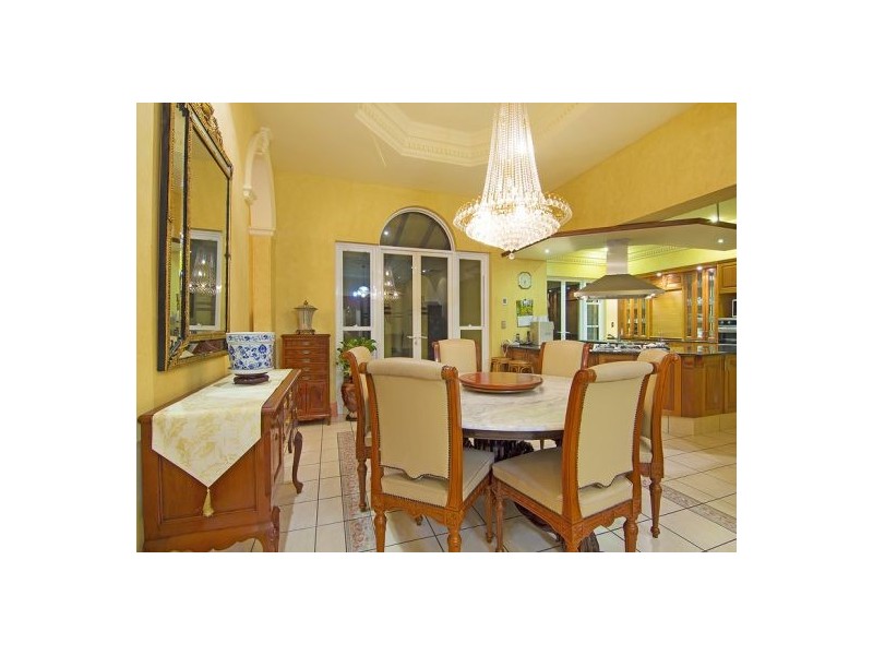 4 Commodore Dr, Birkdale QLD 4159