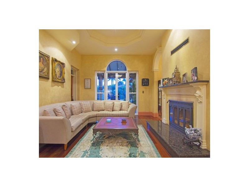 4 Commodore Dr, Birkdale QLD 4159