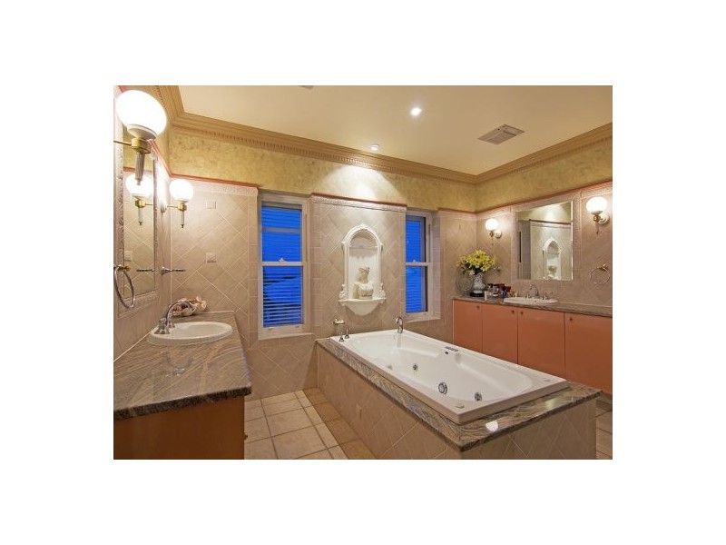 4 Commodore Dr, Birkdale QLD 4159