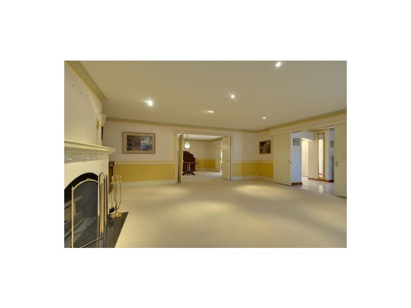 3 Mckinley Ct, Mount Ommaney QLD 4074