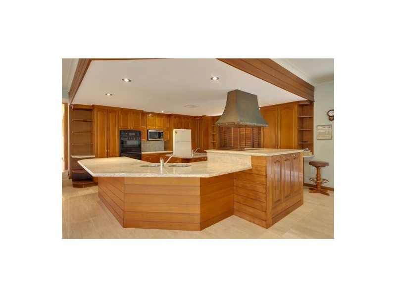 3 Mckinley Ct, Mount Ommaney QLD 4074