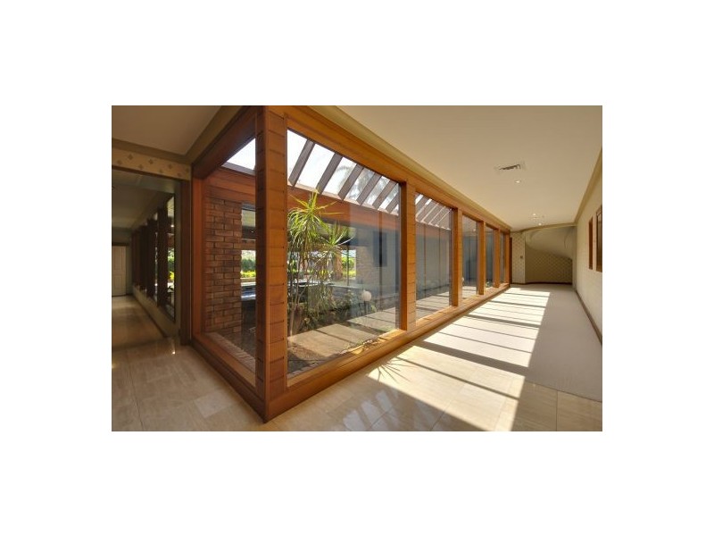 3 Mckinley Ct, Mount Ommaney QLD 4074