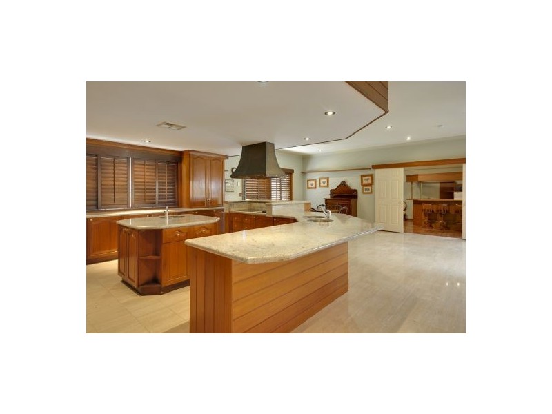 3 Mckinley Ct, Mount Ommaney QLD 4074