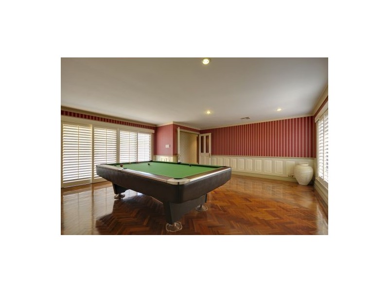 3 Mckinley Ct, Mount Ommaney QLD 4074