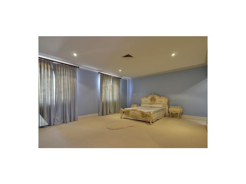 3 Mckinley Ct, Mount Ommaney QLD 4074