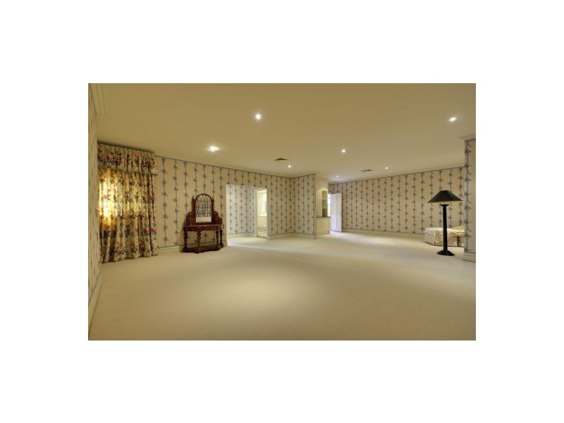 3 Mckinley Ct, Mount Ommaney QLD 4074