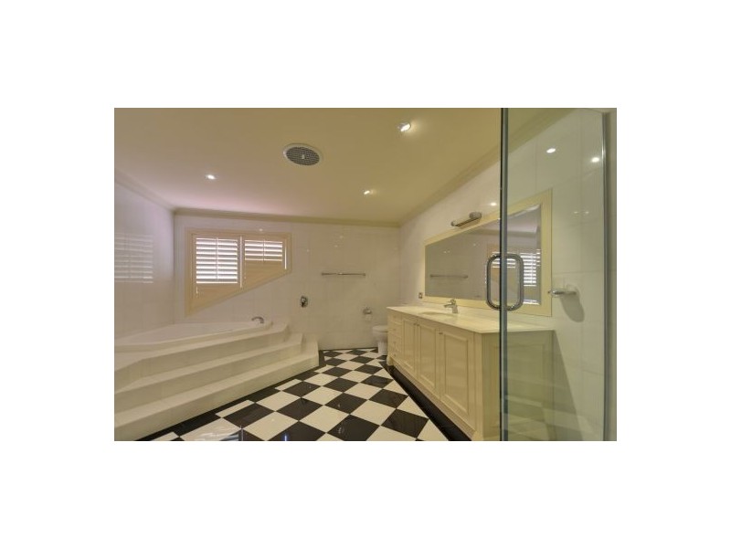 3 Mckinley Ct, Mount Ommaney QLD 4074