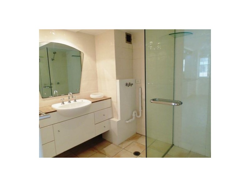 8.237 Wellington Rd, East Brisbane QLD 4169