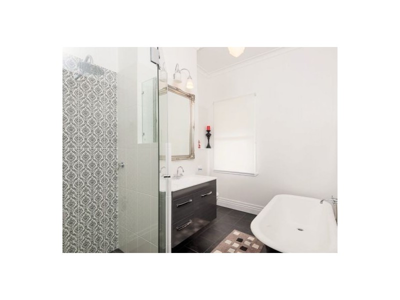 13 LONGLANDS ST, East Brisbane QLD 4169