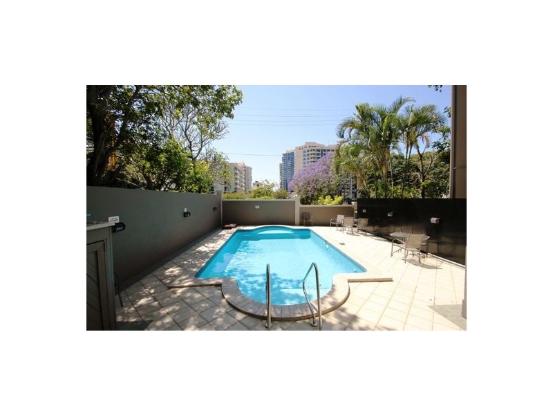 39 CAIRNS STREET, Kangaroo Point QLD 4169