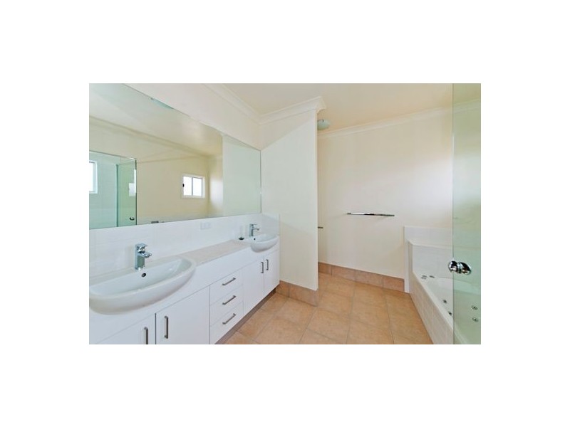 74 MACROSSAN AVE, Norman Park QLD 4170