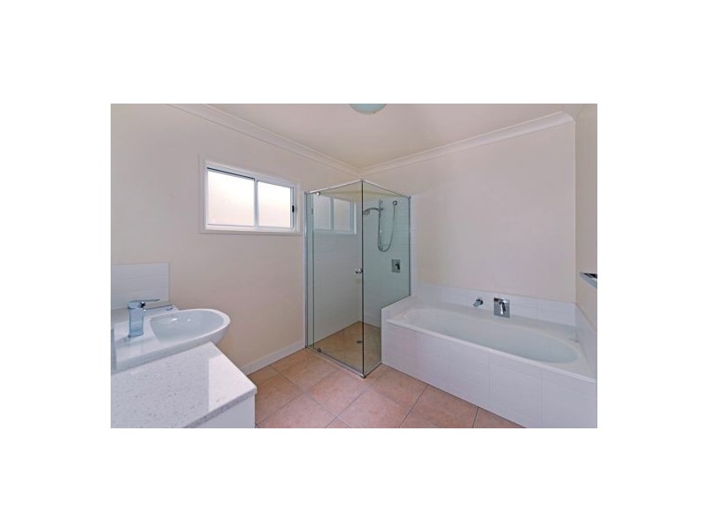 74 MACROSSAN AVE, Norman Park QLD 4170