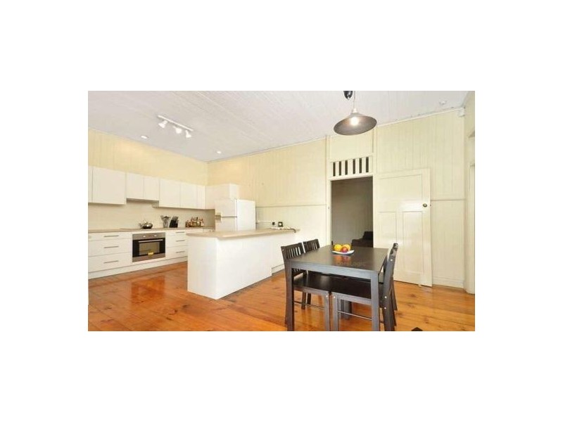55 Real Avenue, Norman Park QLD 4170