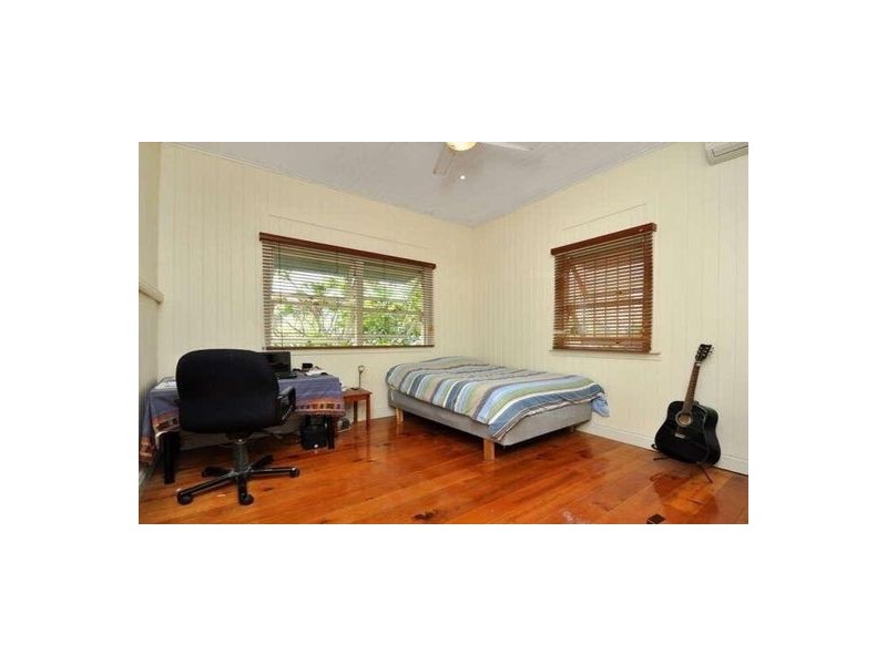 55 Real Avenue, Norman Park QLD 4170