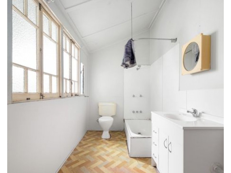 8 LISBURN STREET, East Brisbane QLD 4169