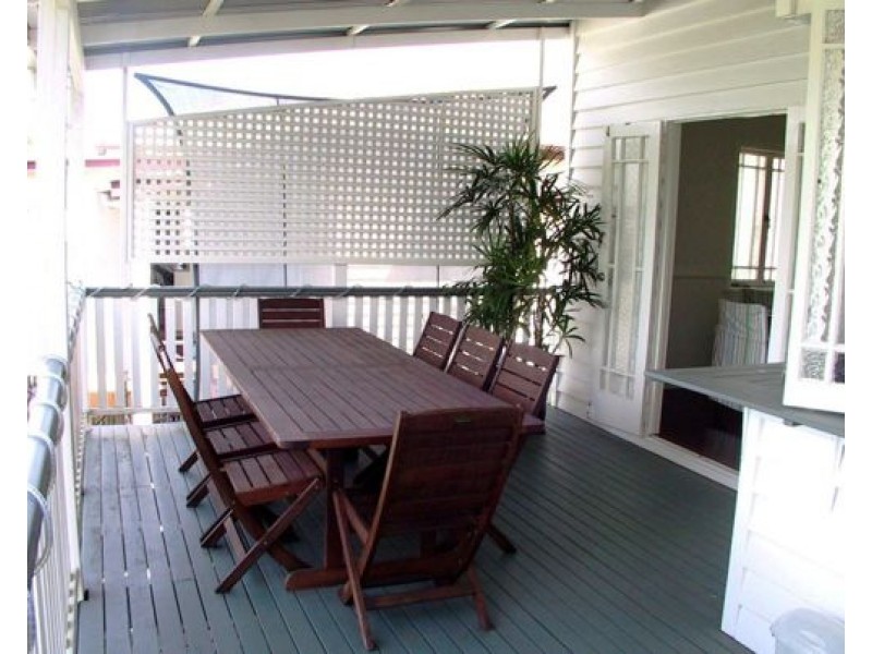 9 HOWARD STREET, Coorparoo QLD 4151