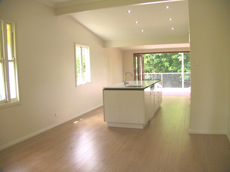 16 FLOWER STREET, Woolloongabba QLD 4102