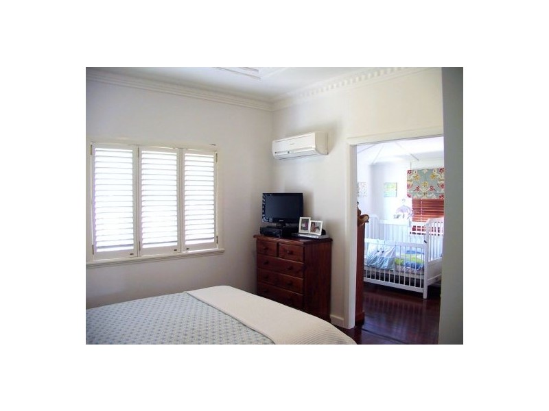 9 HOWARD STREET, Coorparoo QLD 4151