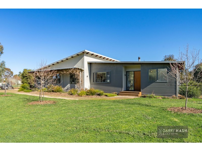 21 Johnson Street, Oxley VIC 3678