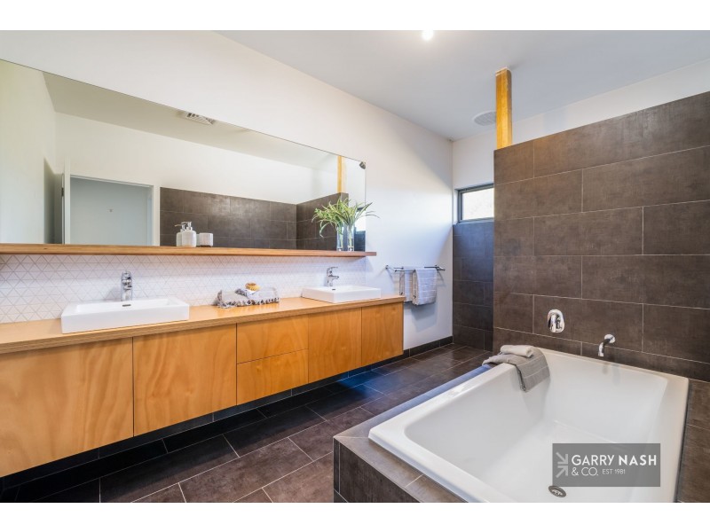 21 Johnson Street, Oxley VIC 3678