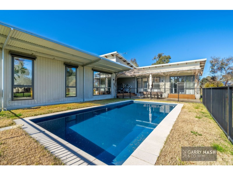 21 Johnson Street, Oxley VIC 3678