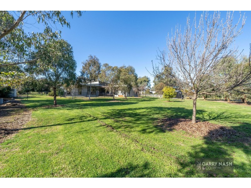 21 Johnson Street, Oxley VIC 3678
