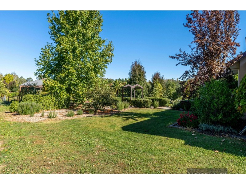 19 Firbank Drive, Waldara VIC 3678