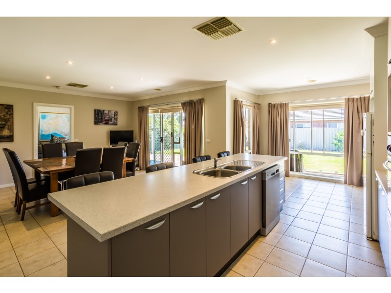 8 Yeovil Court, Echuca VIC 3564